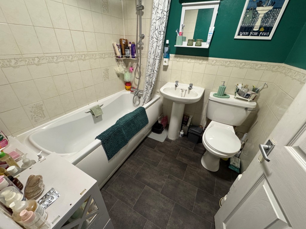 Lot: 128 - FREEHOLD MODERN TERRACE HOUSE INVESTMENT - Bathroom